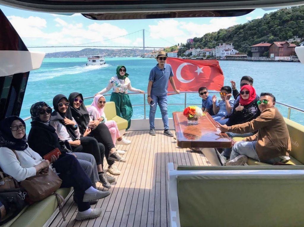 family private tour dengan yacht di selat bosphorus cruise
