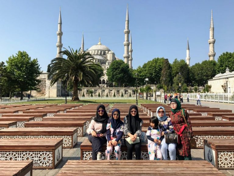 family tour liburan wisata keluarga ke masjid biru istanbul di turki