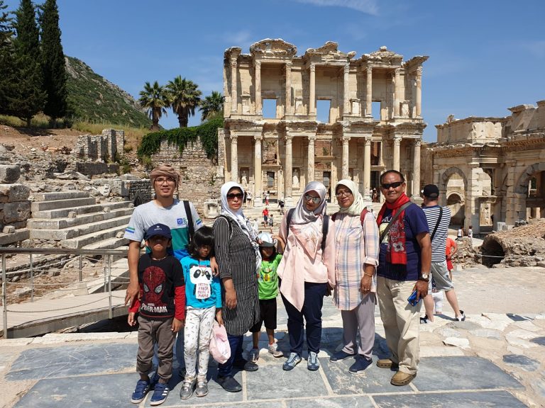 family trip tour ke kota kuno ephesus di kusadasi turki