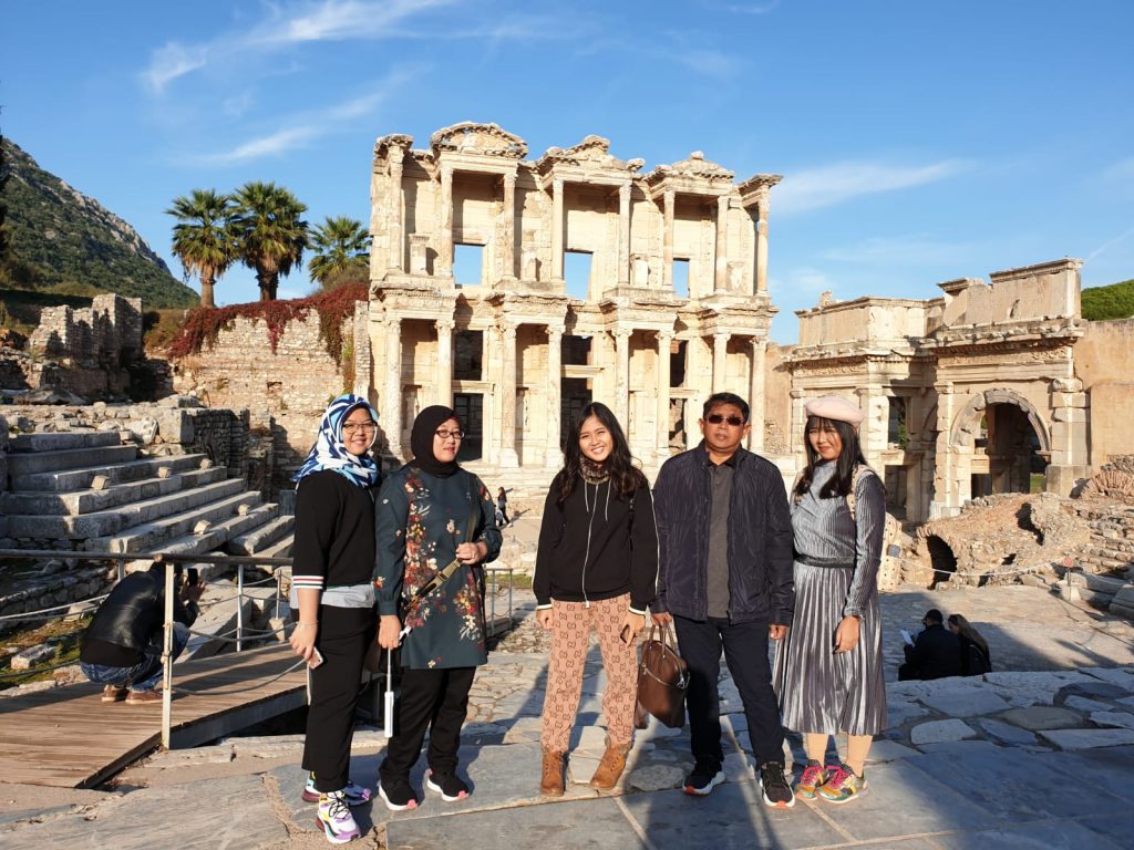 private family land tour arrangement ke kota kuno ephesus kusadasi turki