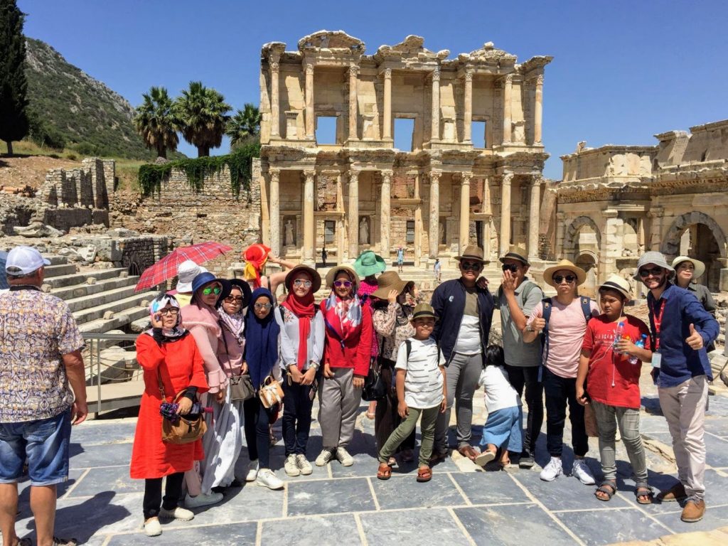 tour liburan wisata keluarga ke kota kuno ephesus perpustakaan celsus di kusadasi turki