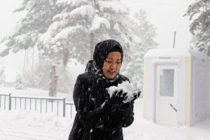 tour liburan wisata salju musim dingin ke gunung uludag di bursa turki